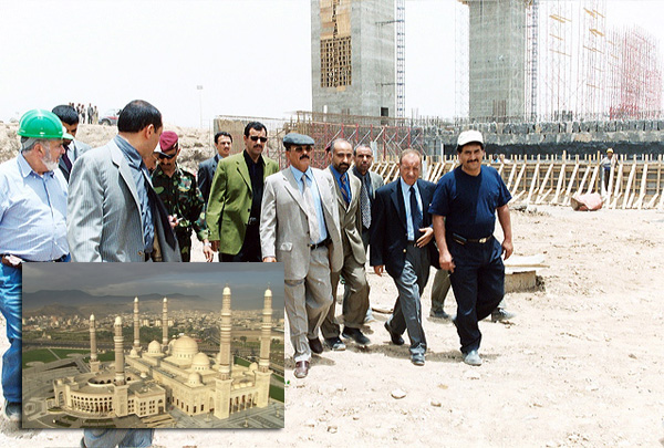 صالح أثناء زياراته لموقع العمل في الجامع (أرشيف)