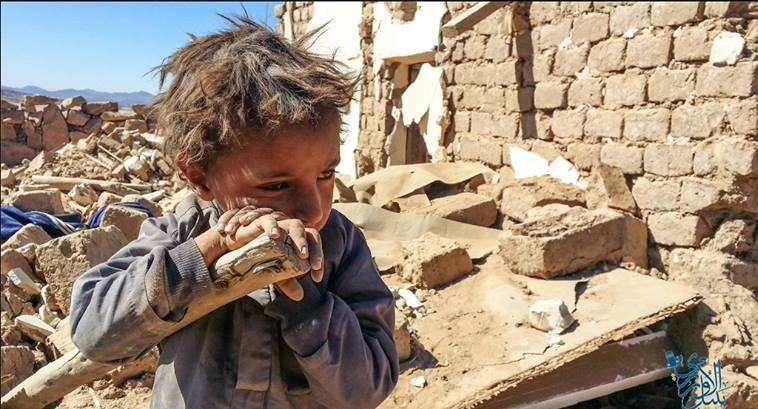 طفل دمر الحوثيون منزل أسرته في أرحب - إرشيف
