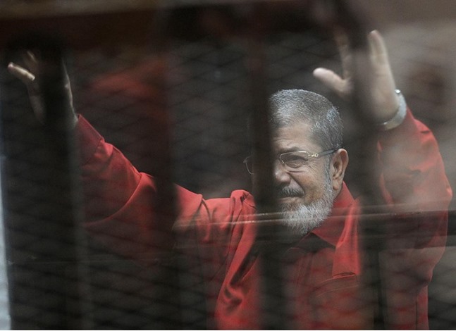 محامي مرسي: الرئيس وقادة الإخوان يتعرضون للتجويع