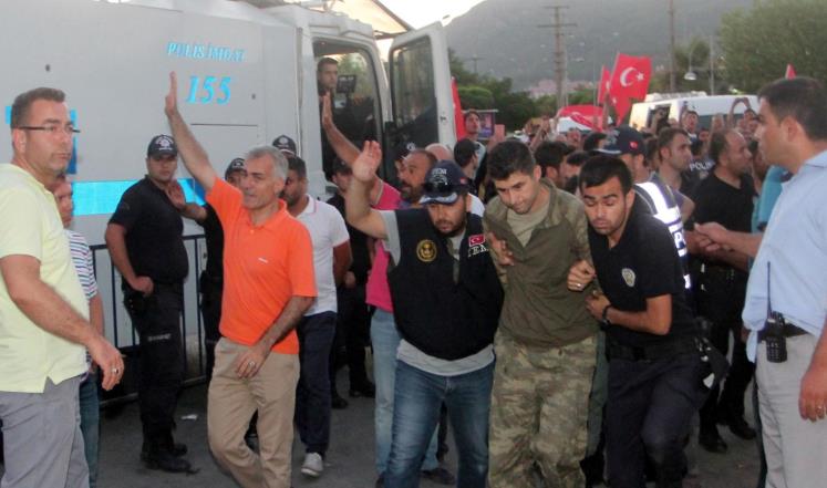 تركيا: فصل 1684 عسكريا بينهم ضباط وقادة وأغلاق 3 وكالات و16 قناة و23 إذاعة و45 صحيفة