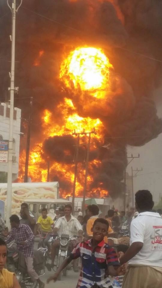 حريق هائل بمدينة الحديدة (صور)