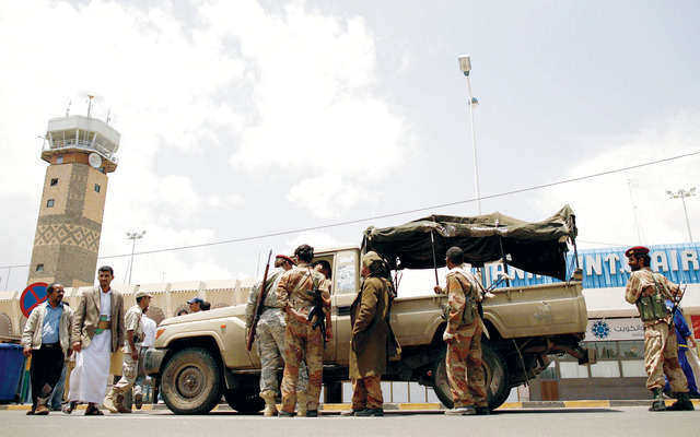 جنود من الجيش اليمني أمام مطار صنعاء الدولي (أرشيف)
