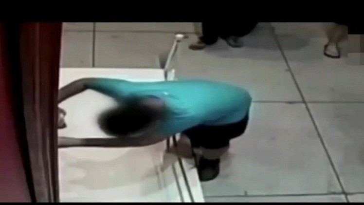 صبي يتعثر داخل معرض ويتلف لوحة بقيمة مليون جنيه إسترليني (فيديو)