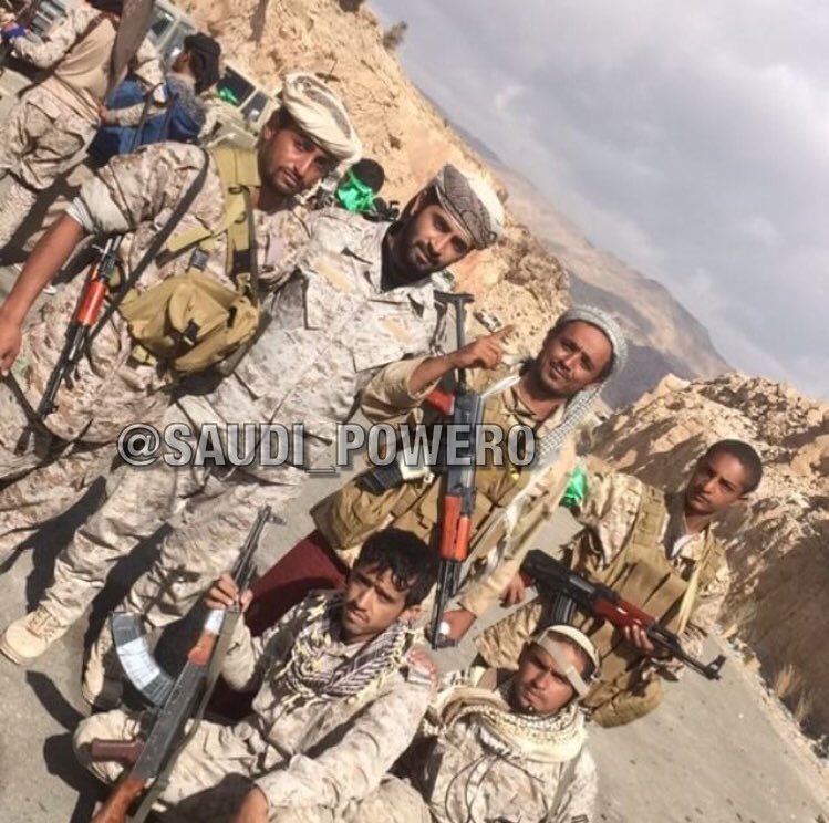 قوات سعودية وعناصر من المقاومة والجيش الوطني اليمنية قرب منفذ عل