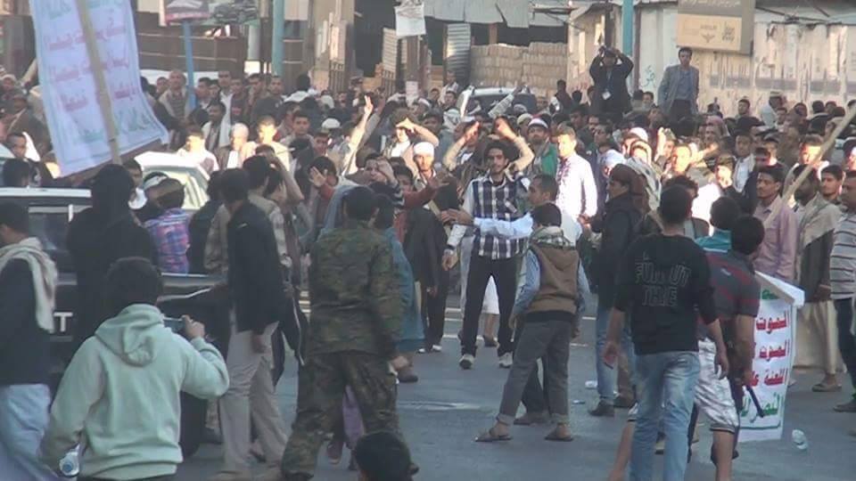 مليشيا الحوثي تعتدي بالرصاص الحي والسلاح الأبيض على المتظاهرين وسقوط جرحى واعتقال العديد منهم