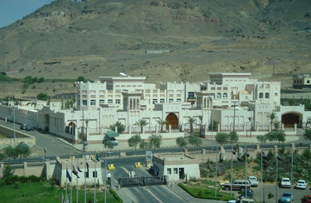 مبنى السفارة القطرية بصنعاء