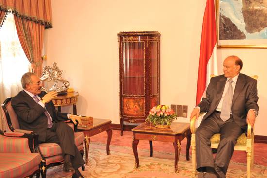 بالصور: عبدربه منصور هادي يتسلم الرئاسة اليمنية من صالح