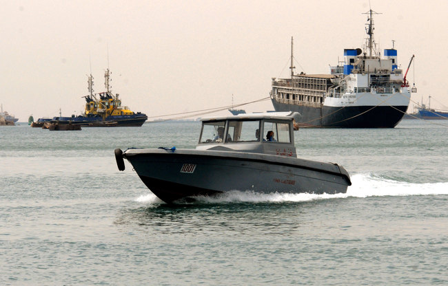 قارب لقوات خفر السواحل اليمنية