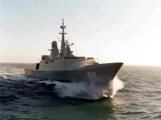 البحرية السعودية تجلي البعثات العربية والغربية من مدينة عدن
