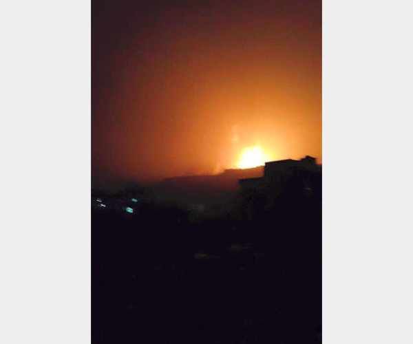 لحظة وقوع انفجار في جبل فج عطان - شرق العاصمة صنعاء (المصدر: فيس