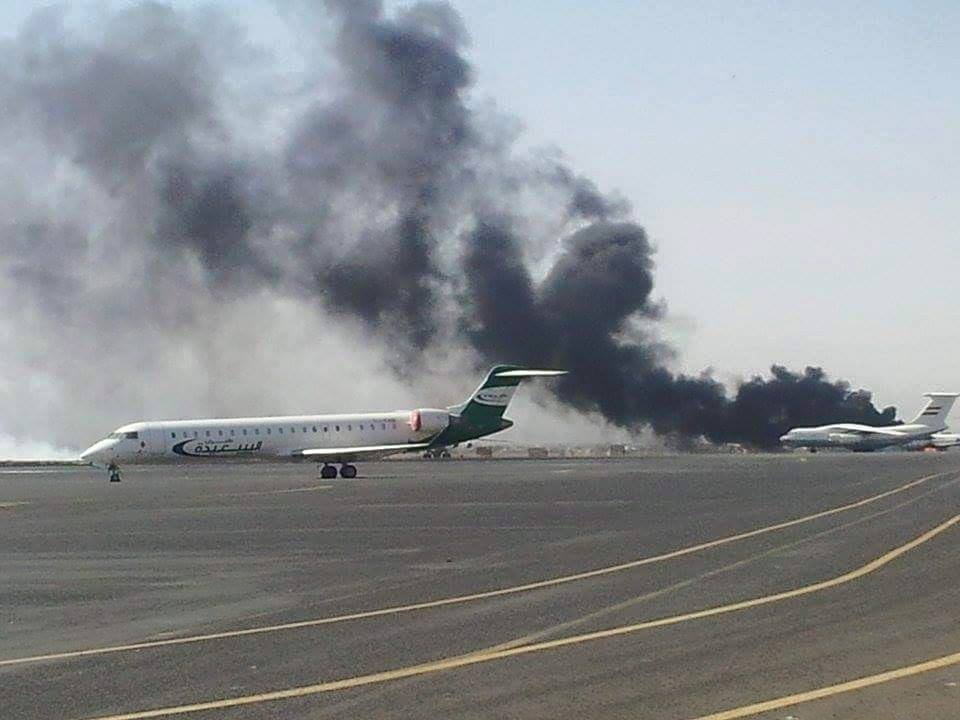 صورة لمطار صنعاء وهو يحترق بعد قصفه من قبل  قوات التحالف عصر الي