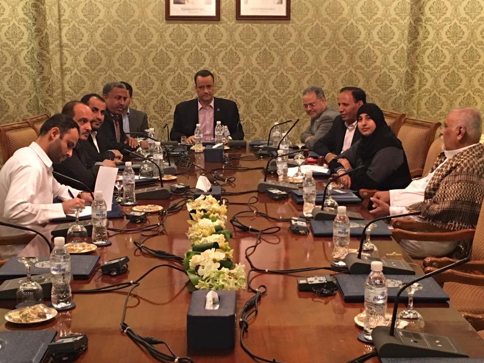 المبعوث الأممي يعقد اجتماعا برؤساء وفدي الحكومة والإنقلابيين في الكويت (صورة)