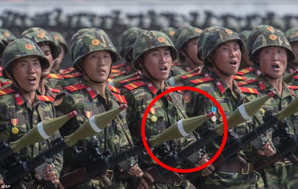 «شاهد» خبير استخبارات أمريكي يكشف بالدلائل: أسلحة وصواريخ عرض كوريا الشمالية العسكريّ «ألعاب»