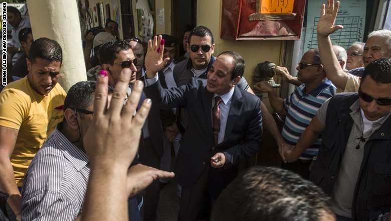 انتخابات مصر.. قُبلة للسيسي أثناء التصويت تثير أزمة بين القضاة والإعلام