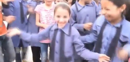 شاهد بالفيديو.. بالرغم من المعاناة أطفال سوريا يرقصون على أغنية «happy» الأمريكية