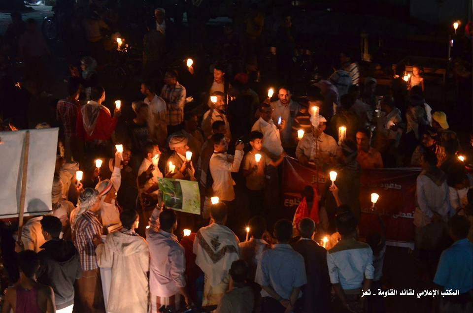 مسيرة ليلية بالشموع تجوب شوارع تعز في الذكرة الخامسة لمحرقة ساحة الحرية (صور)