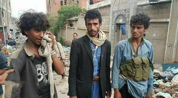قوات الجيش تأسرا 12 حوثيا في محيط القصر الجمهوري بتعز