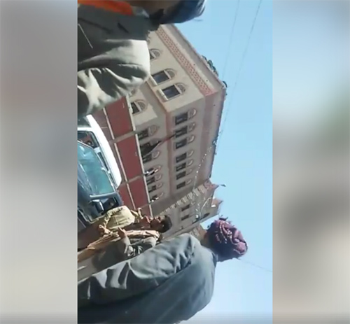 جنود يقطعون الشارع الرئيسي أمام وزارة الداخلية بصنعاء للمطالبة برواتبهم ويصرخون «يرحل أبو ملعقة»
