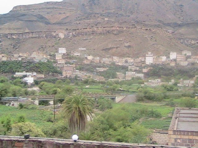 قتيل وجريحان في انفجار سيارة مفخخة استهدفت مقر لجماعة الحوثي في الرضمة