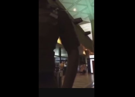 يحصل في السعودية.. رجل أمن يعاكس مواطنة في مطار الرياض (فيديو)