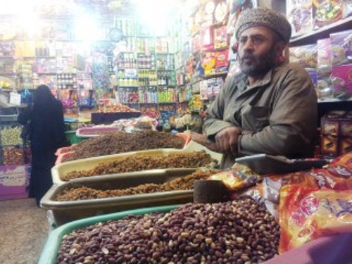 رغم الأزمة.. حلويات العيد ألوان مُبهجة تزيّن الأسواق اليمنية