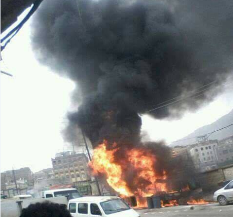 حريق هائل يلتهم سوقاً سوداء للمشتقات النفطية وسط مدينة إب