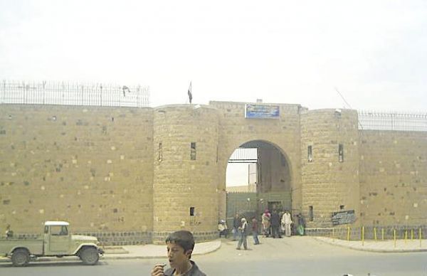 قوة خاصة تابعة لـ «صالح» تقتحم السجن المركزي وتختطف 4 من شباب الثورة المحتجزين