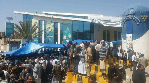 الحوثيون يقمعون احتجاجات ضدهم في المؤسسة العامة للاتصالات ويعتقلون عشرات الموظفين (فيديو)