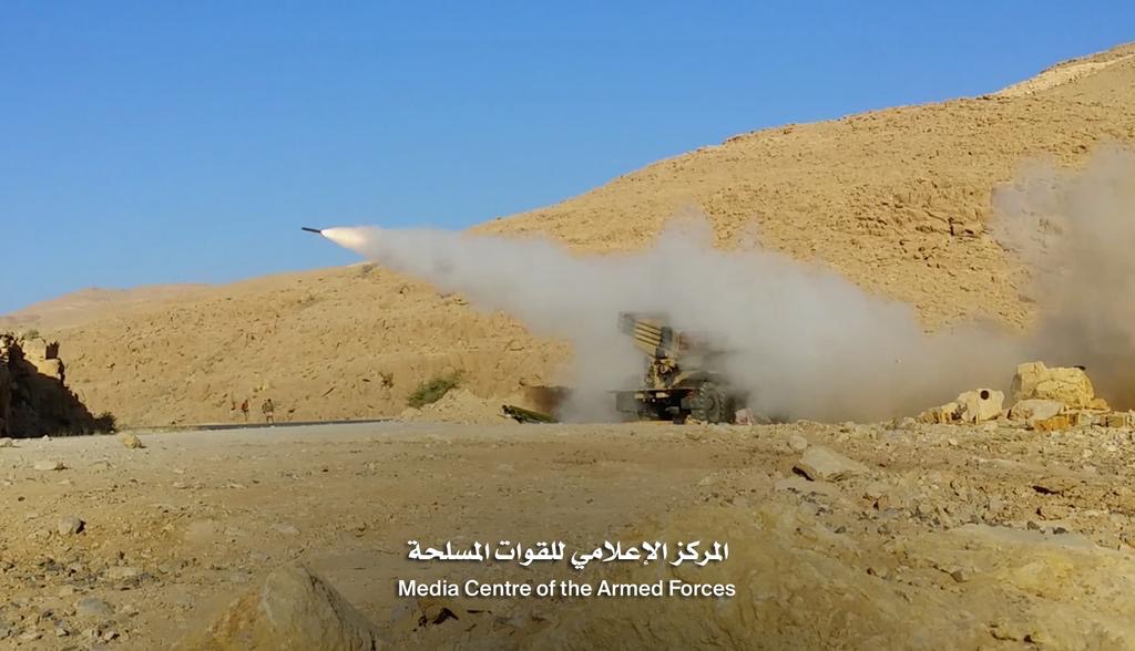 بالصور.. طيران التحالف يدمر تعزيزات للحوثيين ومدفعية الجيش تدك مواقعهم في جبهة نهم شرق صنعاء
