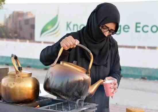 سعودية تمتهن بيع الشاي على الحطب مع بناتها الجامعيات.. وتؤكد: أفضل من البطالة