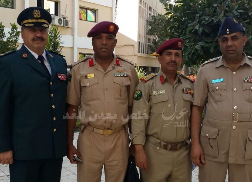 الضراب الى جانب عسكريين عرب في العاصمة المصرية القاهرة - عدن الغ
