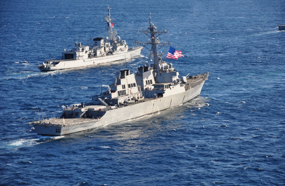 إيران تجري مناورات جوية وتحذر البحرية الأمريكية من الاقتراب
