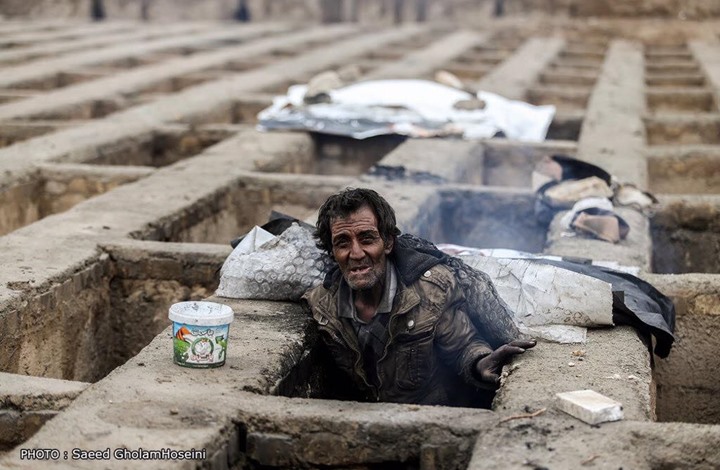 تحقيق مثير.. إيرانيون يسكنون المقابر من شدة الفقر (صور)