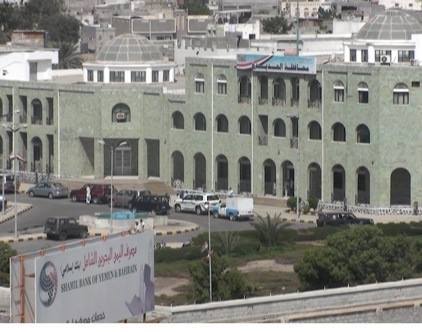 صورة لمبنى محافظة الحديدة بعد ان حاصره واحتله افراد وجنود من الل