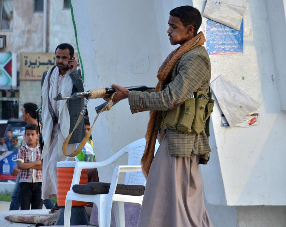 ميليشيا الحوثي تعتدي بالرصاص الحي على مظاهرة في العاصمة ووقفة احتجاجية أمام منزل وزير الإدارة المحلية