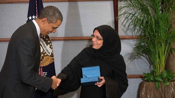 السعودية: أوباما يسلم مها المنيف جائزة الشجاعة نيابة عن زوجته