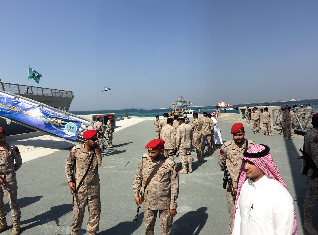 بالصور.. البحرية السعودية تجلي 86 دبلوماسياً من عدن وطاقم فضائية الجزيرة