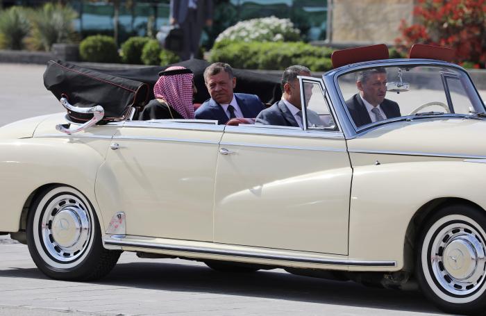 هذا هو سرّ السيارة الملكيّة النّادرة التي استقبل بها عاهل الأردنّ الملك السعودي