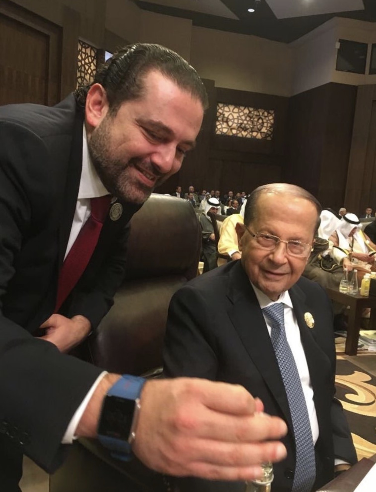لحظة سقوط الرئيس اللبناني في القمة العربية (فيديو)