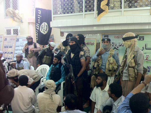 اليمن: بالصور مهرجان القاعدة بتسليم الجنود الأسرى في جعار