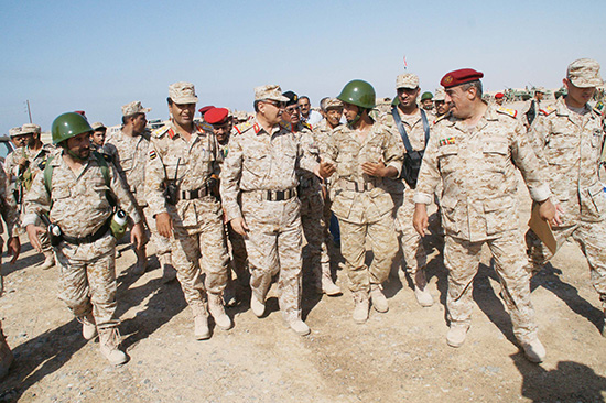 وزير الدفاع اليمني خلال زيارته للوحدات العسكرية والأمنية بمحافظة