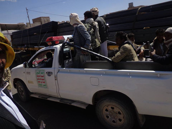 أطقم مسلحة ولسيارات تابعة لمسلحي الحوثي قرب نقطة الضبر بعمران