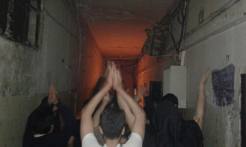 «فيديو» معتقلو سجن حماة المركزي يأسرون مدير السجن وقائد شرطة المدينة