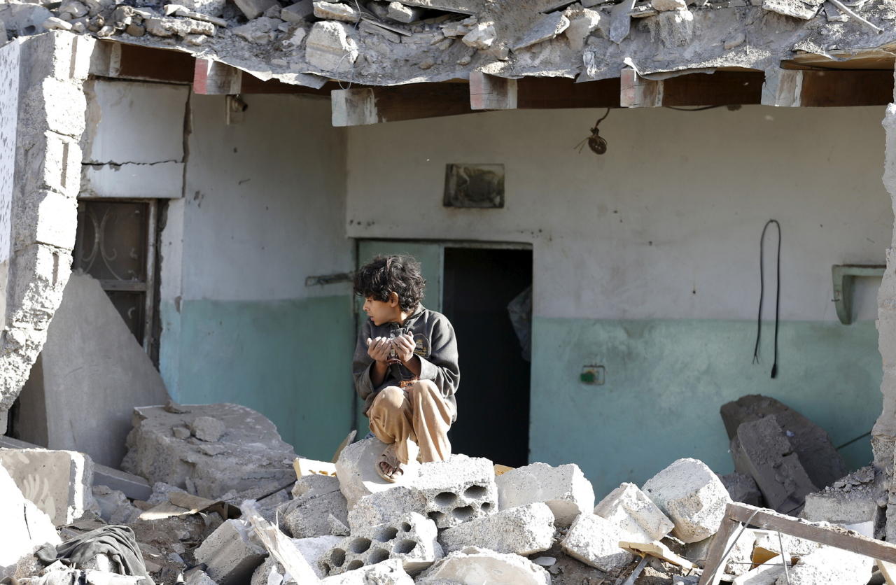 الحوثيون يدمرون منازل المدنيين بقصف عشوائي في تعز
