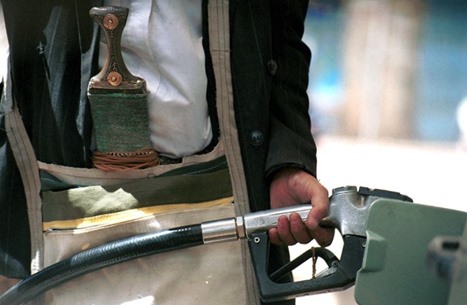 خبراء: قرار تعويم أسعار النفط الذي اتخذه الحوثيون ارتجالي