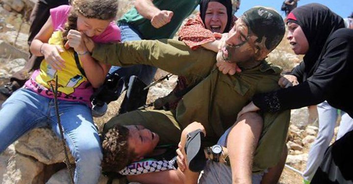 حاول الجندي الإسرائيلي اعتقال الطفل إلا أن والدته وأخريات تمكنّ 