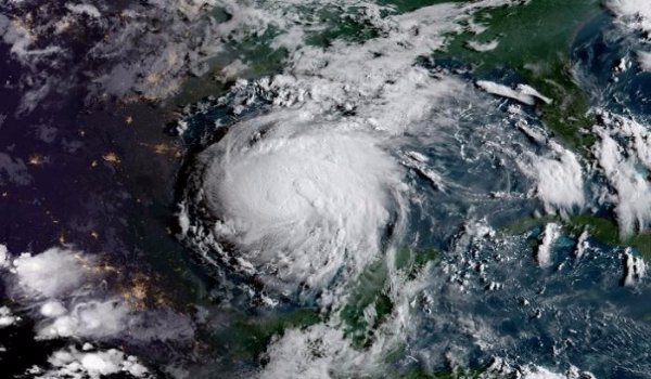 إعصار هارفي يغلق اثنين من أكبر الموانئ في الولايات المتحدة
