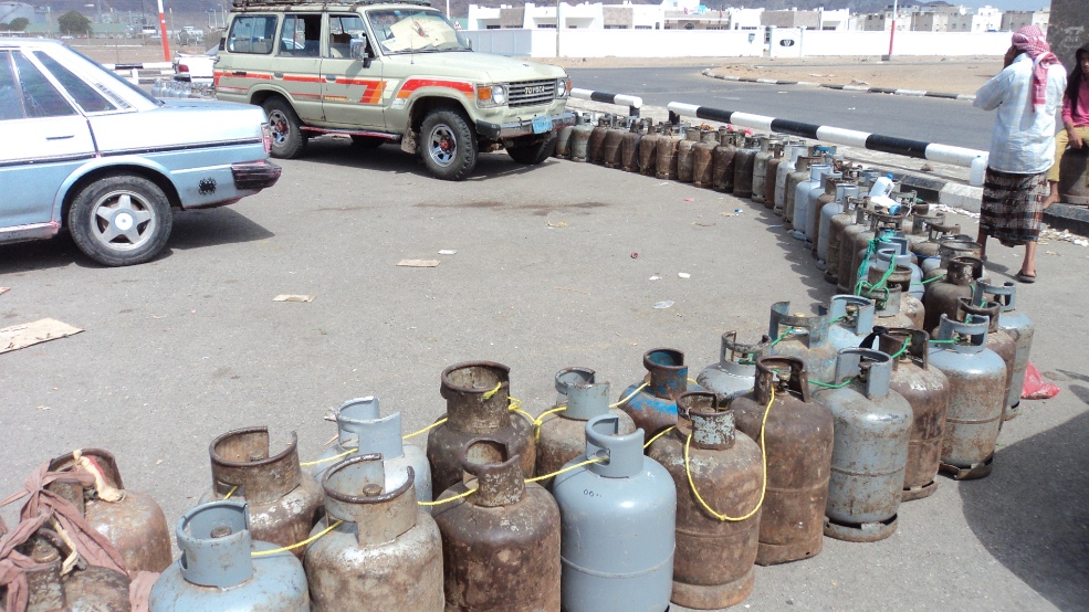 أسعار الغاز المنزلي والمشتقات النفطية تبلغ رقماً قياسياً في صنعاء (الأسعار)