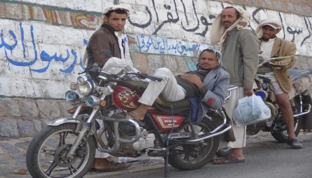 اليمنيون يتركون البلاد ويخاطرون بحياتهم