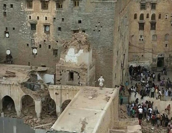 بالصور: سقوط منارة الجامع الكبير في مدينة إب
